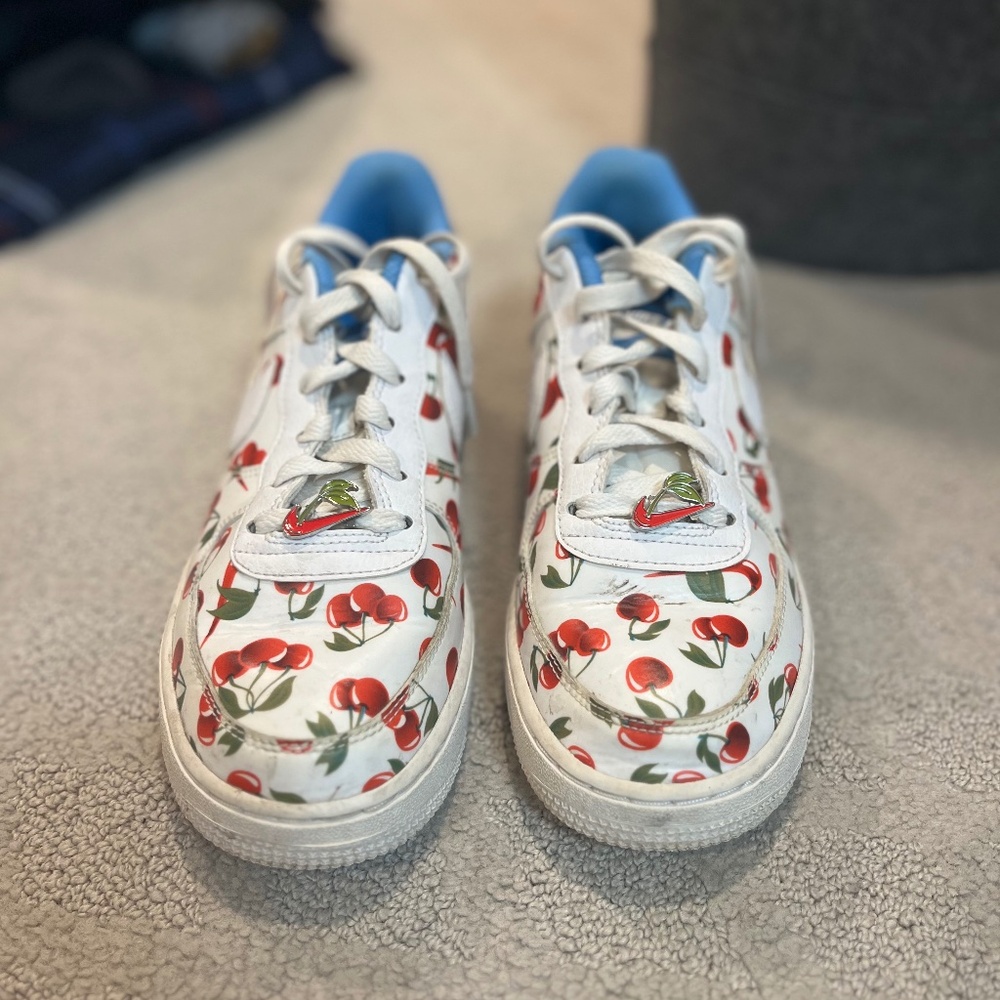 Tennis shoes